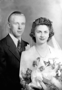 1944-11-12-Scott-MH-Alb-Wed.jpg